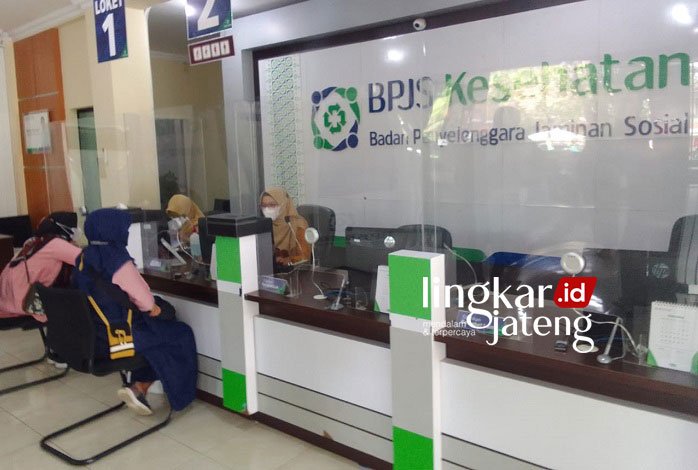 LAYANAN: BPJS Kesehatan Pati tengah memberikan pelayanan kepada masyarakat. (Aziz Afifi/Lingkarjateng.id)