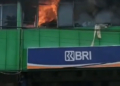 KEBAKARAN - Kantor Bank BRI di Pasar Kliwon Kudus terbakar siang ini, Kamis (13/1). (Nailin RA/Lingkarjateng.id)