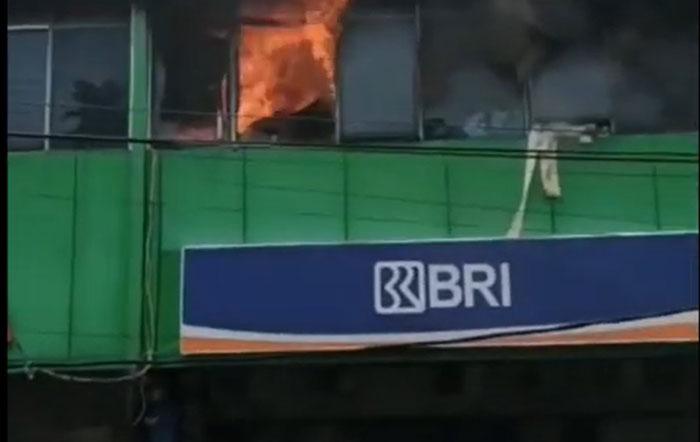 KEBAKARAN - Kantor Bank BRI di Pasar Kliwon Kudus terbakar siang ini, Kamis (13/1). (Nailin RA/Lingkarjateng.id)