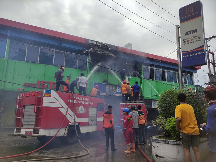 Terjadi Kebakaran, Layanan BRI Kudus Tetap Berjalan Normal 25 PEMADAMAN: Tim Pemadam Kebakaran berusaha memadamkan kebakaran di Kantor BRI Unit Kudus Kota, Pasar Kliwon, Kudus, Selasa (13/1). (Nisa Hafizhotus Syarifa/Lingkarjateng.id)