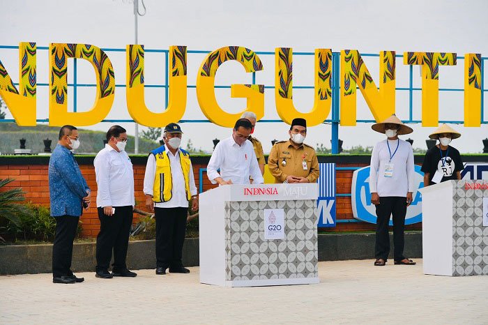 TINJAU: Presiden RI Joko Widodo beserta staf saat meresmikan Bendungan Randugunting Blora, Rabu (5/1). (Istimewa/Lingkarjateng.id)