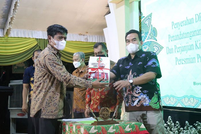 Bupati Blora Minta Kepala OPD Laksanakan Kegiatan Lebih Awal 25 SIMBOLIS: Bupati Blora H. Arief Rohman menyerahkan Dokumen Pelaksanaan Anggaran (DPA). (Humas Blora/Lingkarjateng.id)