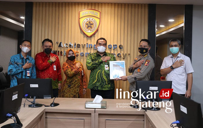 SIMBOLIS: Bupati Blora menerima dokumen hasil seleksi uji kompetensi atau assessment center yang dilakukan SSDM Polri di lingkungan Pemkab Blora, Selasa (25/01). (Istimewa/Lingkarjateng.id)