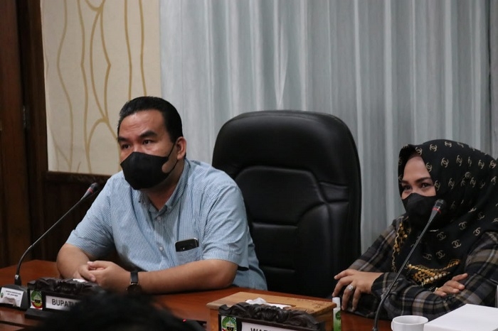 Waspada, Kasus Omicron Terus Meningkat 25 MEMPERHATIKAN: Bupati Blora Arief Rohman dan Wakil Bupati Blora Tri Yuli Setyowati mengikuti rapat koordinasi terkait Covid-19 yang dipimpin oleh Menteri Koordinator Maritim dan Investasi (Menko Marves) Luhut Binsar Pandjaitan, secara virtual, Selasa (11/1) petang. (Dok. Humas/Lingkarjateng.id)