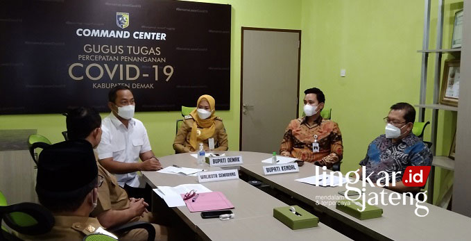 DISKUSI: Tiga kepala daerah yakni Bupati Demak Eisti’anah (tengah), Wali Kota Semarang Hendrar Prihadi (kiri) dan Bupati Kendal Dico Mahtado Ganinduto (kanan) duduk bersama di Ruang Command Center, Demak, Senin (24/1). (Istimewa/Lingkarjateng.id)