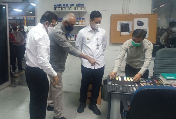 KUNJUNGAN: Bupati Kendal, Dico M Ganinduto saat berkunjung ke PT. Asia Pasific Fiber dan menerima penjelasan kondisi perusahaan yang akan dijadikan Pusat Industri Tekstil di Kendal. (Unggul Priambodo/Lingkarjateng.id)