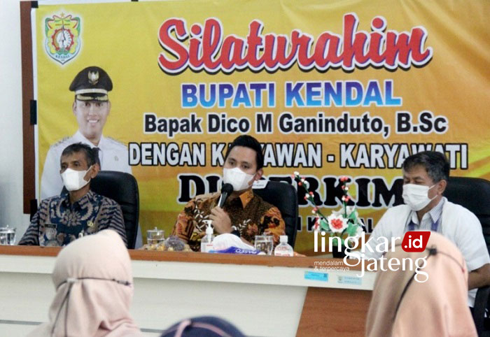 MENGARAHKAN: Bupati Kendal, Dico M Ganinduto saat silaturahmi ke Dinas Perumahan Rakyat dan Kawasan Permukiman (Disperkim) Kendal, Selasa (25/1). (Dok. Kominfo Kendal/Lingkarjateng.id)