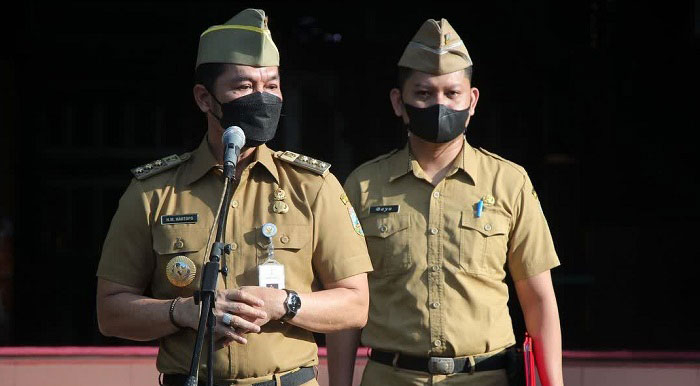 TERTIB: Bupati Kudus HM Hartopo saat memimpin apel di halaman Pendopo Kabupaten Kudus, Senin (10/1). (Istimewa/Lingkarjateng.id)