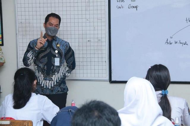 EDUKASI: Bupati Kudus HM Hartopo saat memantau jalannya PTM di SMPN 1 Bae, Selasa (11/1). (Dok. Kominfo/Lingkarjateng.id)