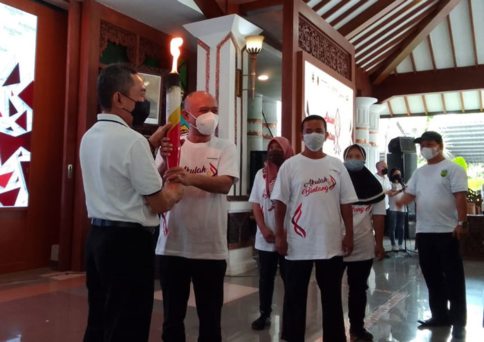 ESTAFET: Bupati Pati Haryanto menyerahkan Obor Api Abadi Mrapen PeSONas 2022 kepada Bupati Jepara Dian Kristiandi di Pendopo Kabupaten Pati, Jumat (14/1). (Ayu/Lingkarjateng.id)