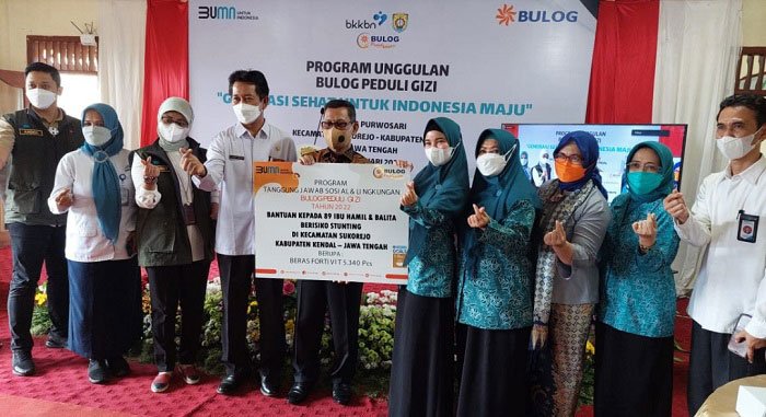 Chacha Frederica Soroti Tingginya Stunting di Kendal 25 SIMBOLIS: Bulog dan Badan Kependudukan dan Keluarga Berencana Nasional Republik Indonesia (BKKBN RI) memberikan bantuan berupa beras bervitamin atau fortivit, untuk dikonsumsi ibu hamil dan ibu menyusui di Kabupaten Kendal, Kamis (6/1). (Unggul Priambodo/Lingkarjateng.id)