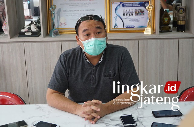 MENJELASKAN: Kepala DKK Semarang, Abdul Hakam, saat menjelaskan temuan kasus Covid-19 varial Omicron kepada rekan media di ruang kerjanya, Jumat (21/1). (Adhik Kurniawan/Lingkarjateng.id)
