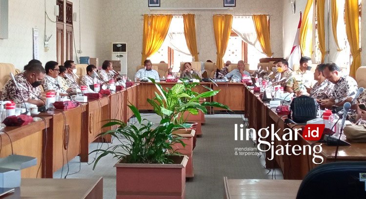 RAPAT: Komisi A DPRD Kabupaten Pati menggelar koordinasi dengan camat se-Kabupaten Pati, Kamis (27/1). (Falasifa/Lingkarjateng.id)