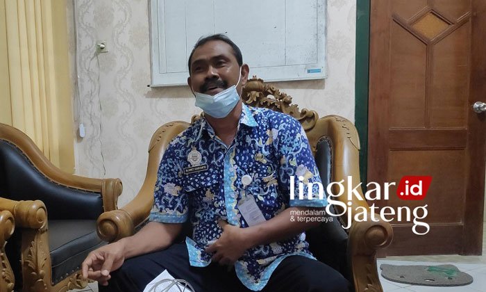 NARASUMBER: Kepala Dinas Pemberdayaan Masyarakat dan Desa (Dinpermades) Rembang Slamet Haryanto saat ditemui di kantornya. (R. Teguh Wibowo/Lingkarjateng.id)