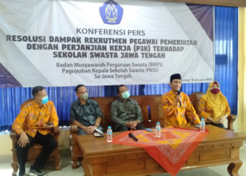 KONFERENSI: Konferensi Pers bersama Badan Musyawarah Pengurus Swasta (BMPS) dan Paguyuban Kepala Sekolah Swasta (PKKS) di Gedung Muhammadiyah Semarang. (Adimungkas/Lingkar)