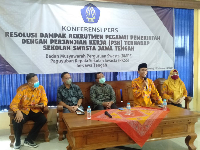 KONFERENSI: Konferensi Pers bersama Badan Musyawarah Pengurus Swasta (BMPS) dan Paguyuban Kepala Sekolah Swasta (PKKS) di Gedung Muhammadiyah Semarang. (Adimungkas/Lingkar)