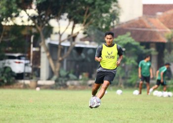 BERLATIH: Gusti Setiawan resmi didaftarkan oleh manajemen PSIS untuk menghadapi putaran kedua BRI Liga 1 tahun 2021/2022. (Istimewa/Lingkarjateng.id)