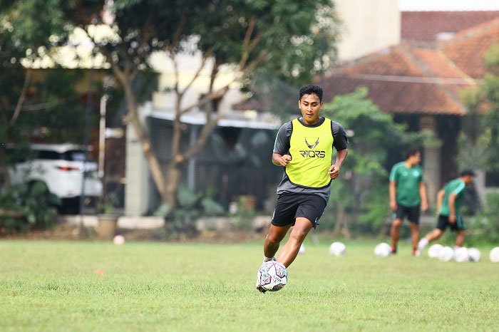 BERLATIH: Gusti Setiawan resmi didaftarkan oleh manajemen PSIS untuk menghadapi putaran kedua BRI Liga 1 tahun 2021/2022. (Istimewa/Lingkarjateng.id)