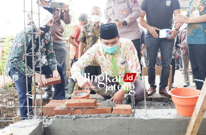 Guz Haiz Dorong Tiap Kantor Pemerintahan di Jepara Miliki Tempat Ibadah 25 SIMBOLIS: Ketua DPRD Jepara Haizul Ma'arif meletakan batu bata pembangunan mushola di lingkungan kantor Kecamatan Kalinyamatan Jepara. (Muslichul Basid/Lingkarjateng.id)