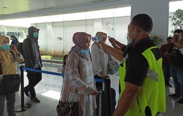 Pemerintah Batasi ASN ke Luar Negeri pada Masa Pandemi 25 ILUSTRASI: Penumpang pesawat internasional antre melakukan cek suhu tubuh di Bandara Internasional Ahmad Yani, Semarang. (Dimas Elshihab/Lingkarjateng.id)