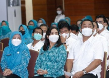 MENGHADIRI: Wali Kota Semarang, Hendrar Prihadi bersama Ketua Tim Penggerak PKK, Krisseptiana saat menghadiri Rapat Kerja PKK tahun 2022 di Ruang Lokakrida Balaikota Semarang. (Adimungkas/Lingkarjateng.id)