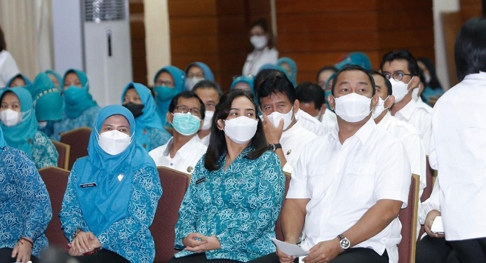 MENGHADIRI: Wali Kota Semarang, Hendrar Prihadi bersama Ketua Tim Penggerak PKK, Krisseptiana saat menghadiri Rapat Kerja PKK tahun 2022 di Ruang Lokakrida Balaikota Semarang. (Adimungkas/Lingkarjateng.id)