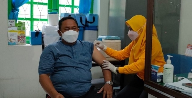VAKSINASI: Vaksinasi dosis ketiga atau booster untuk lansia masih sepi peminat, Kabupaten Kendal. (Unggul Priambodo/Lingkarjateng.id)