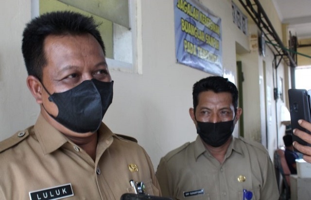 Dindagkop UKM Blora Peringatkan Rentenir Berkedok Koperasi 25 MENJELASKAN: Pelaksana Tugas Kepala Dinas Perdagangan Koperasi dan Usaha Kecil Menengah (Plt Kadindagkop UKM) Kabupaten Blora, Luluk Kusuma Agung Ariadi saat menjelaskan rentenir berkedok koperasi di Mall Pelayanan Publik, Selasa (18/1). (Lilik Yuliantoro/Lingkarjateng.id)
