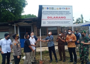 MENYITA: Pemasangan plang sebagai tanda bahwa aset PT Texmaco Group disita oleh Negara, Kamis (20/1). (Unggul Priambodo/Lingkarjateng.id)