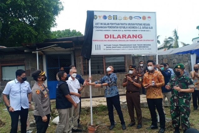 MENYITA: Pemasangan plang sebagai tanda bahwa aset PT Texmaco Group disita oleh Negara, Kamis (20/1). (Unggul Priambodo/Lingkarjateng.id)