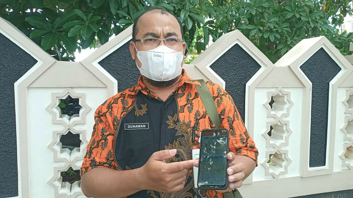 MENYAMPAIKAN: Kepala Seksi Penanggulangan Penyakit Menular (P2M) Dinas Kesehatan Kabupaten Grobogan, Gunawan Cahyo saat menunjukkan data kasus DBD, baru-baru ini. (Muhamad Ansori/Lingkarjateng.id)