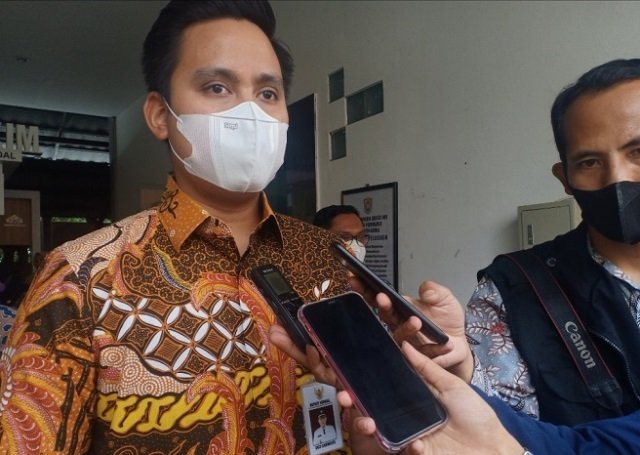 MENJELASKAN: Bupati Kabupaten Kendal, Dico M Ganinduto saat memberikan keterangan terkait RTKH di Kabupaten Kendal yang jumlahnya cukup besar, Selasa (25/1). (Unggul Priambodo/Lingkarjateng.id)