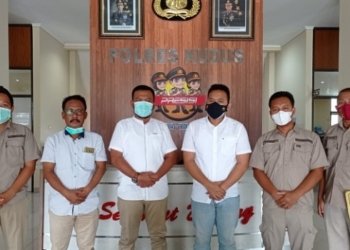 MELAPORKAN: Ketua DPC Gerindra Kudus, Sulistyo Utomo (tiga dari kiri) saat melaporkan Edy Mulyadi ke Polres Kudus. (Alifia Elsa/Lingkarjateng.id)