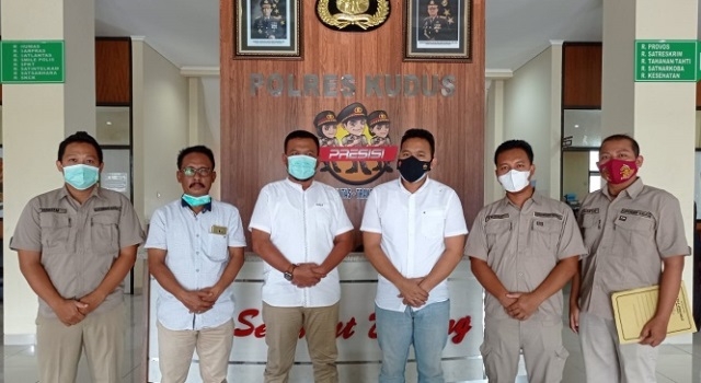 MELAPORKAN: Ketua DPC Gerindra Kudus, Sulistyo Utomo (tiga dari kiri) saat melaporkan Edy Mulyadi ke Polres Kudus. (Alifia Elsa/Lingkarjateng.id)