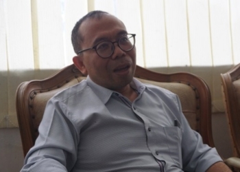 MENJELASKAN: Divisi Data dan Informasi KPU Jawa Tengah, Paulus Widiyantoro, saat memaparkan langkah-langkah yang diambil untuk mempersiapan Pemilu pada 14 Februari 2024 dan Pilkada serentak pada 27 November 2024, Kamis (27/1). (Adhik Kurniawan/Lingkarjateng.id)