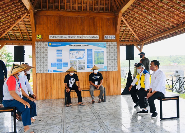 BERBINCANG: Presiden Jokowi didampingi Menteri PUPR Basuki Hadimuljono saat menyerap aspirasi para petani setempat. (Istimewa/Lingkarjateng.id)