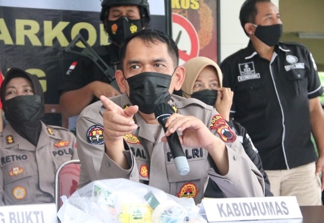 KONFERENSI PERS: Kepala Bidang Humas (Kabid Humas) Polda Jateng, Kombes Pol M Iqbal Alqudusy saat mengungkapkan fakta-fakta yang didapat usai penyelidikan. (Dok. Polda Jateng/Lingkarjateng.id)