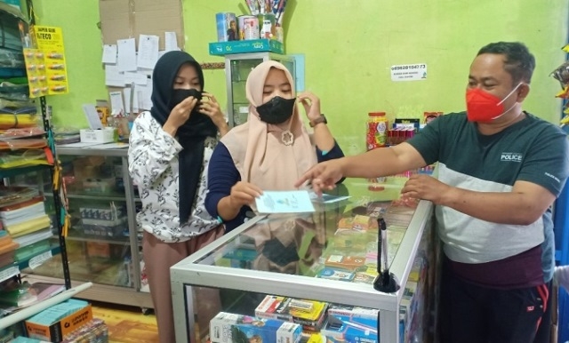 BUMDes Bumiayu-Kendal Buka Layanan Pembayaran Pajak 25 KOORDINASI: Kepala Desa Bumiayu, Kecamatan Weleri, M Johan saat berkoordinasi dengan pengelola BUMDes. (Unggul Priambodo/Lingkarjateng.id)