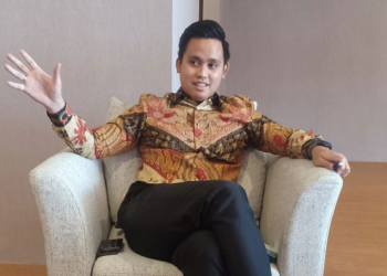 MENCERITAKAN: Bupati Kendal, Dico Ganinduto saat menceritakan pengalaman bermalam di rumdin. Senin (24/1). (Unggul Priambodo/Lingkarjateng.id)