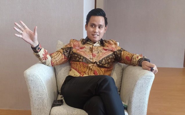 Tempati Rumdin, Bupati Kendal Tak Alami Kesan Buruk 25 MENCERITAKAN: Bupati Kendal, Dico Ganinduto saat menceritakan pengalaman bermalam di rumdin. Senin (24/1). (Unggul Priambodo/Lingkarjateng.id)