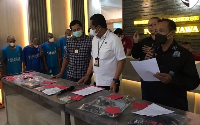 Polda Jateng Bekuk Komplotan Pembobol Kantor Pos 25 GELAR PERKARA: Ditreskrimum Polda Jateng, Kombes Pol Djuhandani Rahardjo Puro (putih) saat ungkap kasus perampok kantor pos, Rabu (12/1). (Adhik Kurniawan/Lingkarjateng.id)