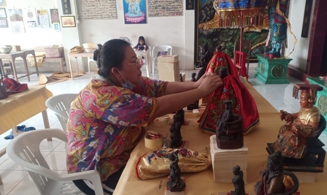 BERSIH: Jelang Tahun Baru Imlek 2573, arca dewa di Klenteng Tri Dharma Weleri Kendal sedang dibersihkan dan diberikan pakaian. (Unggul Priambodo/Lingkarjateng.id)