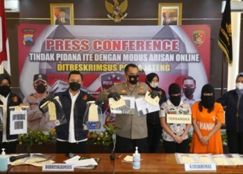 KONFERENSI PERS: Penangkapan pelaku arisan online bodong dalam ungkap kasus di Kantor Ditreskrimsus Polda Jateng, Selasa (18/1). (Dok. Humas Polda Jateng/Lingkarjateng.id)