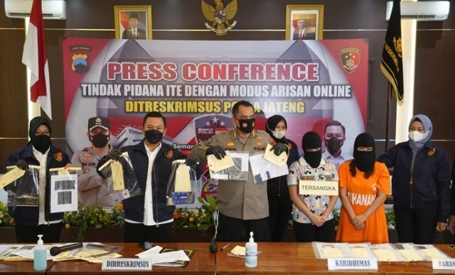 KONFERENSI PERS: Penangkapan pelaku arisan online bodong dalam ungkap kasus di Kantor Ditreskrimsus Polda Jateng, Selasa (18/1). (Dok. Humas Polda Jateng/Lingkarjateng.id)