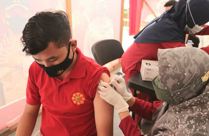 VAKSINASI: Salah satu anggota Polres Grobogan saat menerima suntikan vaksin booster di Mapolres setempat, Rabu (26/1). (Muhamad Ansori/Lingkarjateng.id)