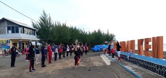 Ibu-Ibu PKK Bersenam Ria di Pantai Indah Kemangi Kendal 25 SEHAT: Ibu-ibu Tim Penggerak PKK Desa Jungsemi saat menggelar senam di Pantai Indah Kemangi (PIK) Kendal, Selasa (25/1). (Unggul Priambodo/Lingkarjateng.id)