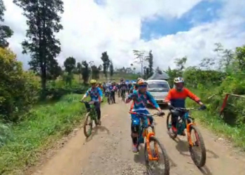 GOWES: YTI mencoba trek Kenjuran Bike Park Downhill di Desa Purwosari, Kecamatan Sukorejo, Kabupaten Kendal dalam rangka Gobar perdana di tahun 2022, Sabtu (22/1). (Unggul Priambodo/Lingkarjateng.id)