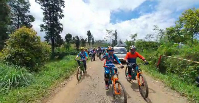 GOWES: YTI mencoba trek Kenjuran Bike Park Downhill di Desa Purwosari, Kecamatan Sukorejo, Kabupaten Kendal dalam rangka Gobar perdana di tahun 2022, Sabtu (22/1). (Unggul Priambodo/Lingkarjateng.id)