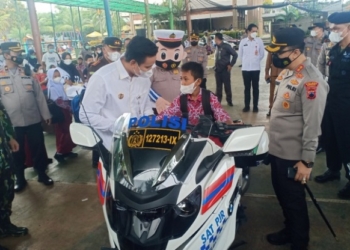 CERIA: Anak-anak naik sepeda motor patroli, berfoto bersama Kapolres dan Bupati Kendal usai vaksinasi dosis kedua, Rabu (19/1). (Unggul Priambodo/Lingkarjateng.id)