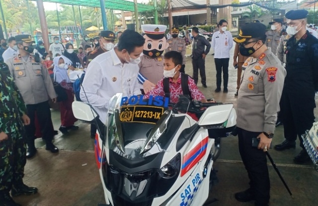 CERIA: Anak-anak naik sepeda motor patroli, berfoto bersama Kapolres dan Bupati Kendal usai vaksinasi dosis kedua, Rabu (19/1). (Unggul Priambodo/Lingkarjateng.id)